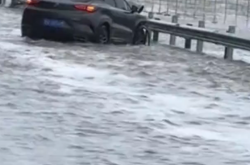 河北沧州暴雨海水倒灌高速 车胎被螃蟹扎破